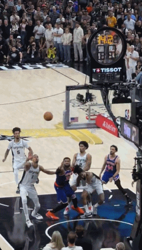 NBA 就那么半秒之差！卡斯尔回头看文班运着球 背身瞬间文班传了 