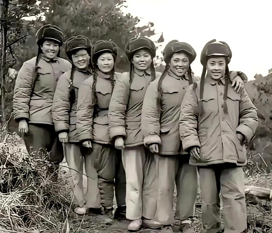 1952年11月底，著名的上甘岭战役取得了胜利，六名女志愿军战士合影留念。
