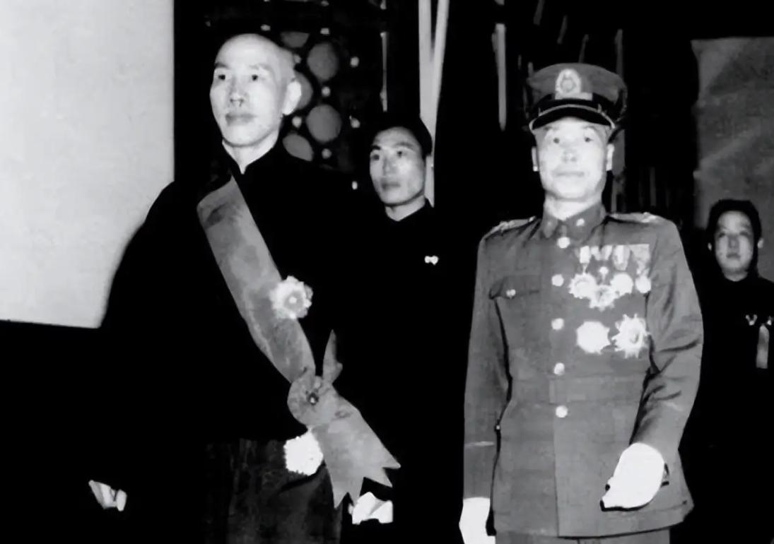 李宗仁是桂系集团核心领袖，长期与蒋介石存在深刻的派系矛盾。他曾两度逼迫蒋介石下野