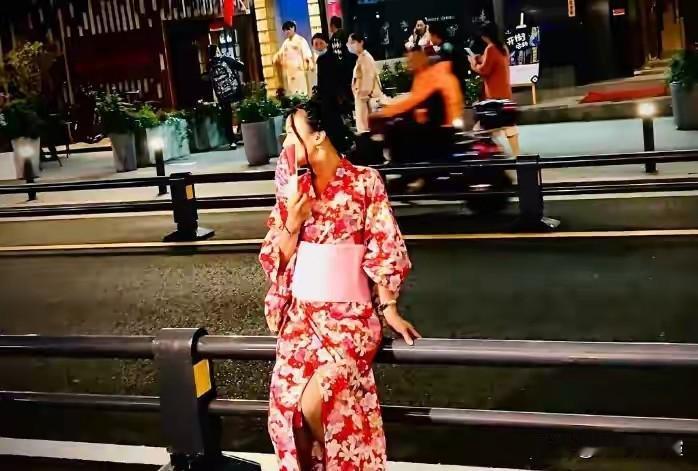 高市早苗穿和服、木屐迎接特朗普的可能性有多大？