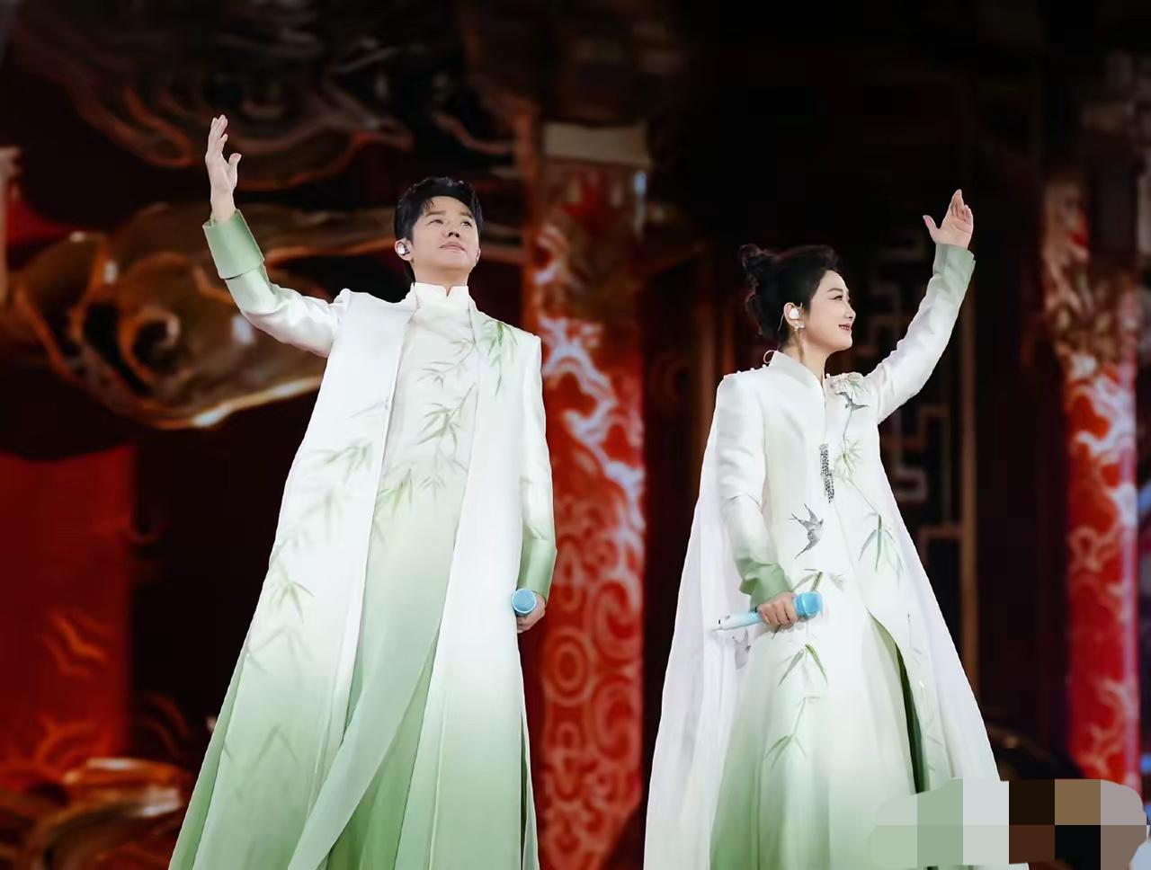 凤凰传奇又“搞事情”啦！3月19日下午，玲花和曾毅直接冲上热搜，不是因为新歌也不