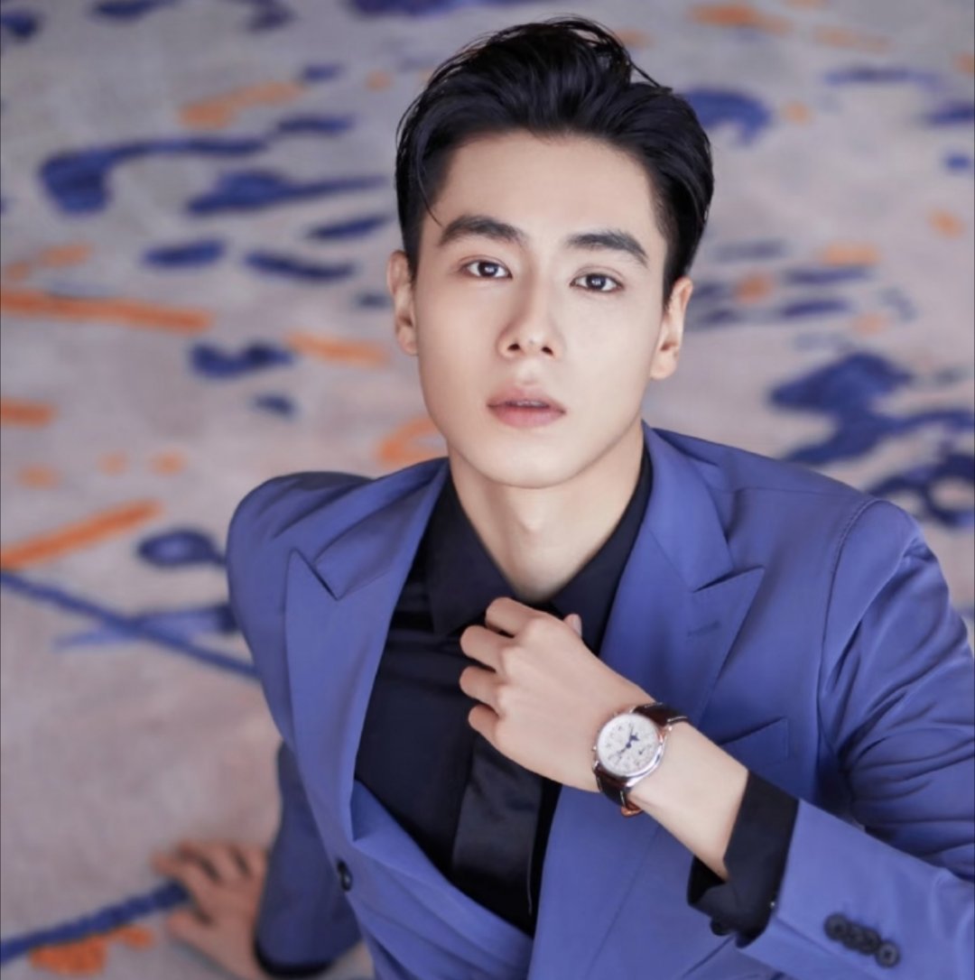 侧脸简直封神！轮廓清晰立体，五官精致又大气，没有多余钝感，高级感拉满，不管什么角