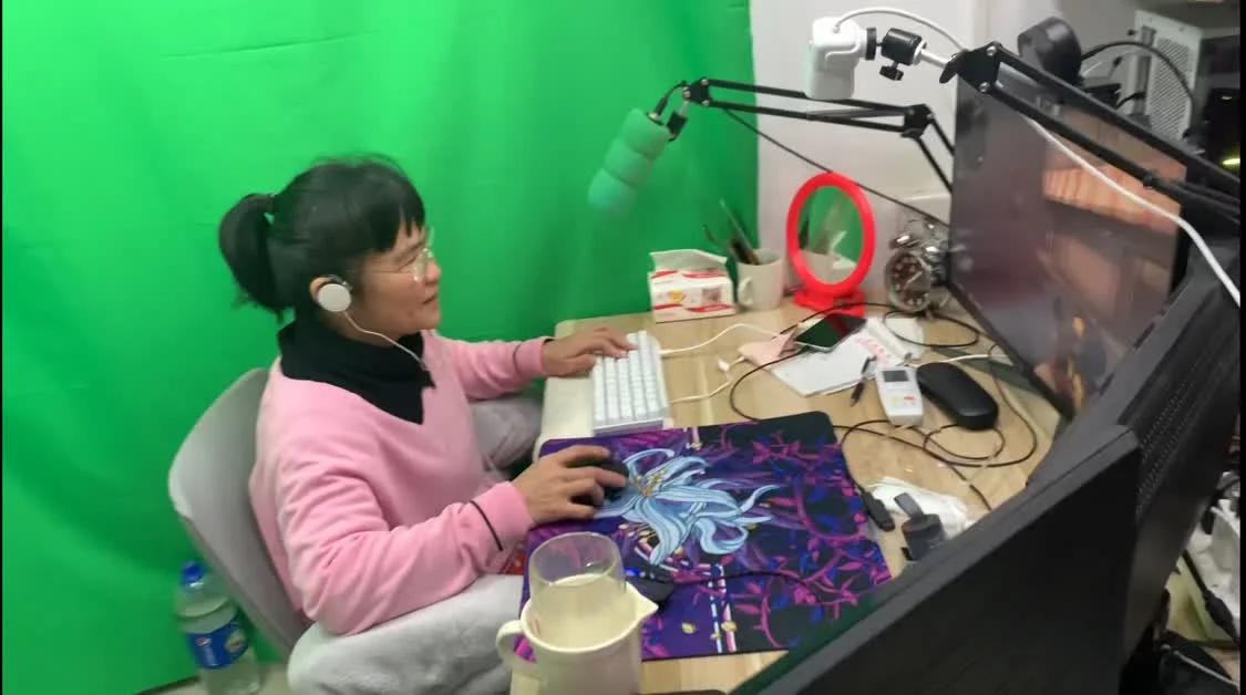 霸气破圈！
1月28日北京消息，广东梅州58岁钟娟娟（娟姨）玩电竞8000小时，