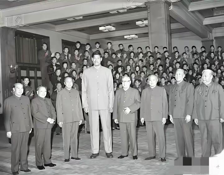 1978年，中国男篮“第一代移动长城”穆铁柱，和各位领导们的合影，看得出来，穆铁