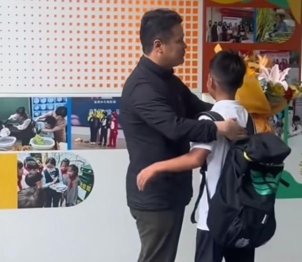 6月15号足球小将孟新艺回到小学，学校领导拿着鲜花亲自出面迎接，全校师生都出来夹