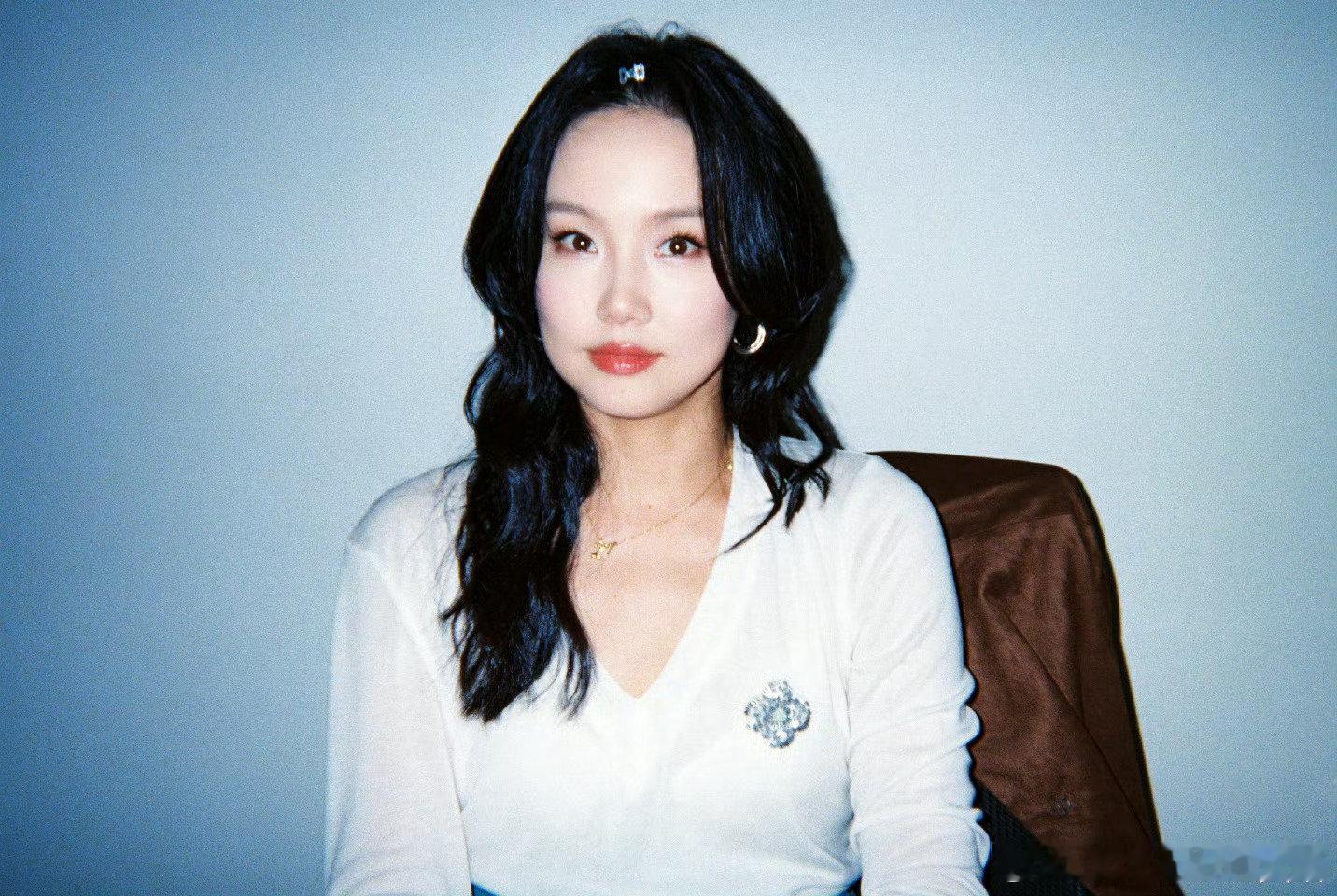 期待黄龄舞台炸场，胶片造型先锁死美貌 