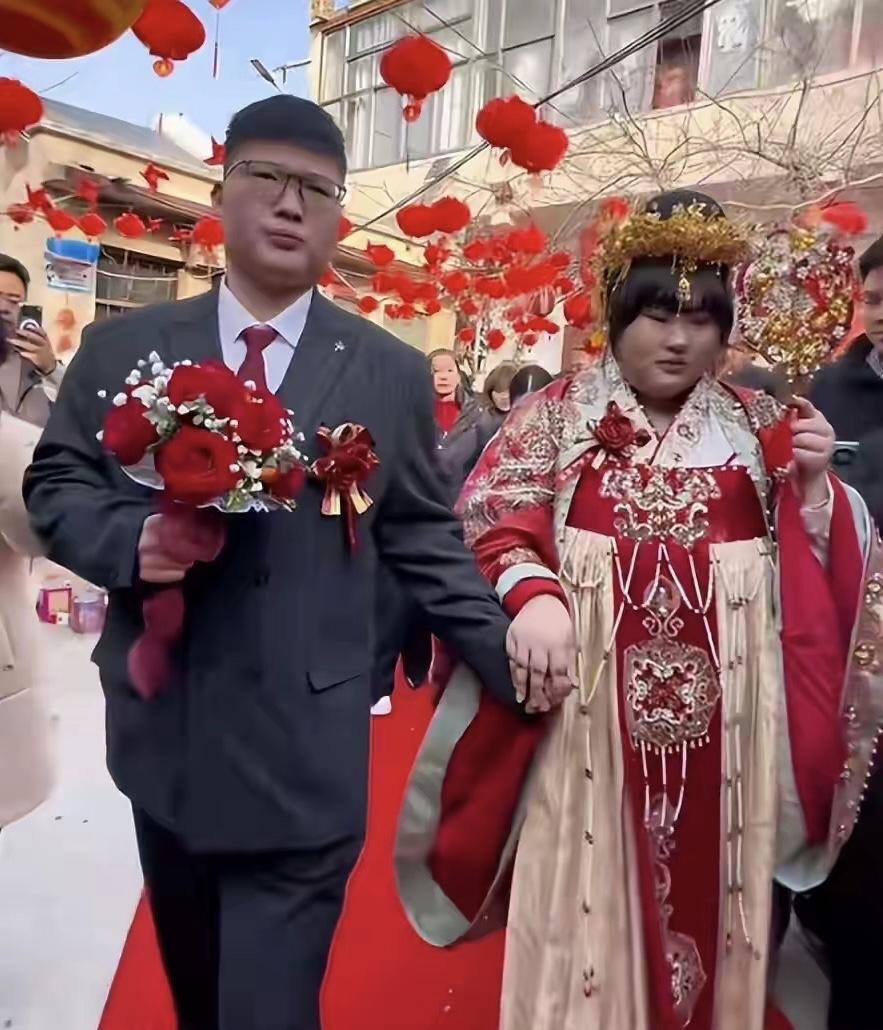 山东菏泽，大衣哥的女儿成婚了，现场画面流出，引起网友热议，祝福的少，嘲讽的多，很