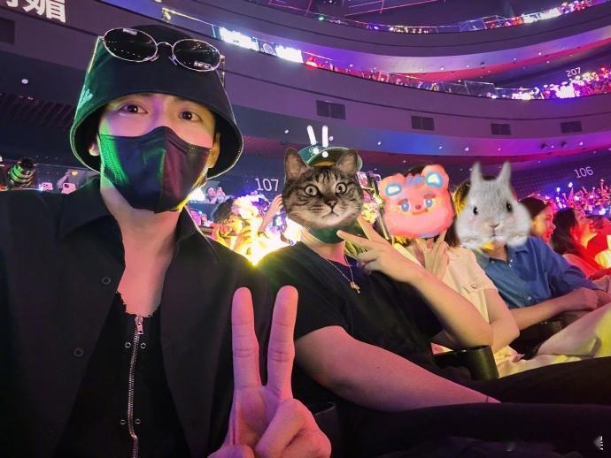 #曾舜晞晒演唱会拍的马嘉祺# 曾舜晞晒演唱会拍的马嘉祺舞台live图，也是水灵灵