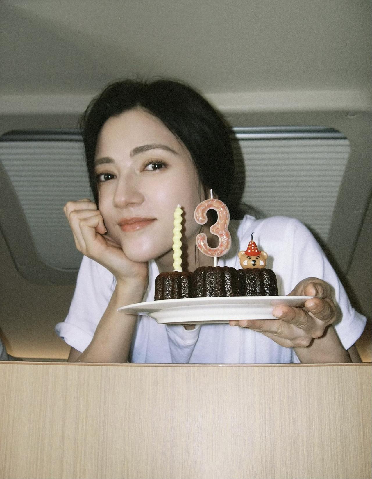 6月29日，娜然晒美照，一直以为她是高冷气质，还有这么可爱的一面，嘻嘻！

娜然