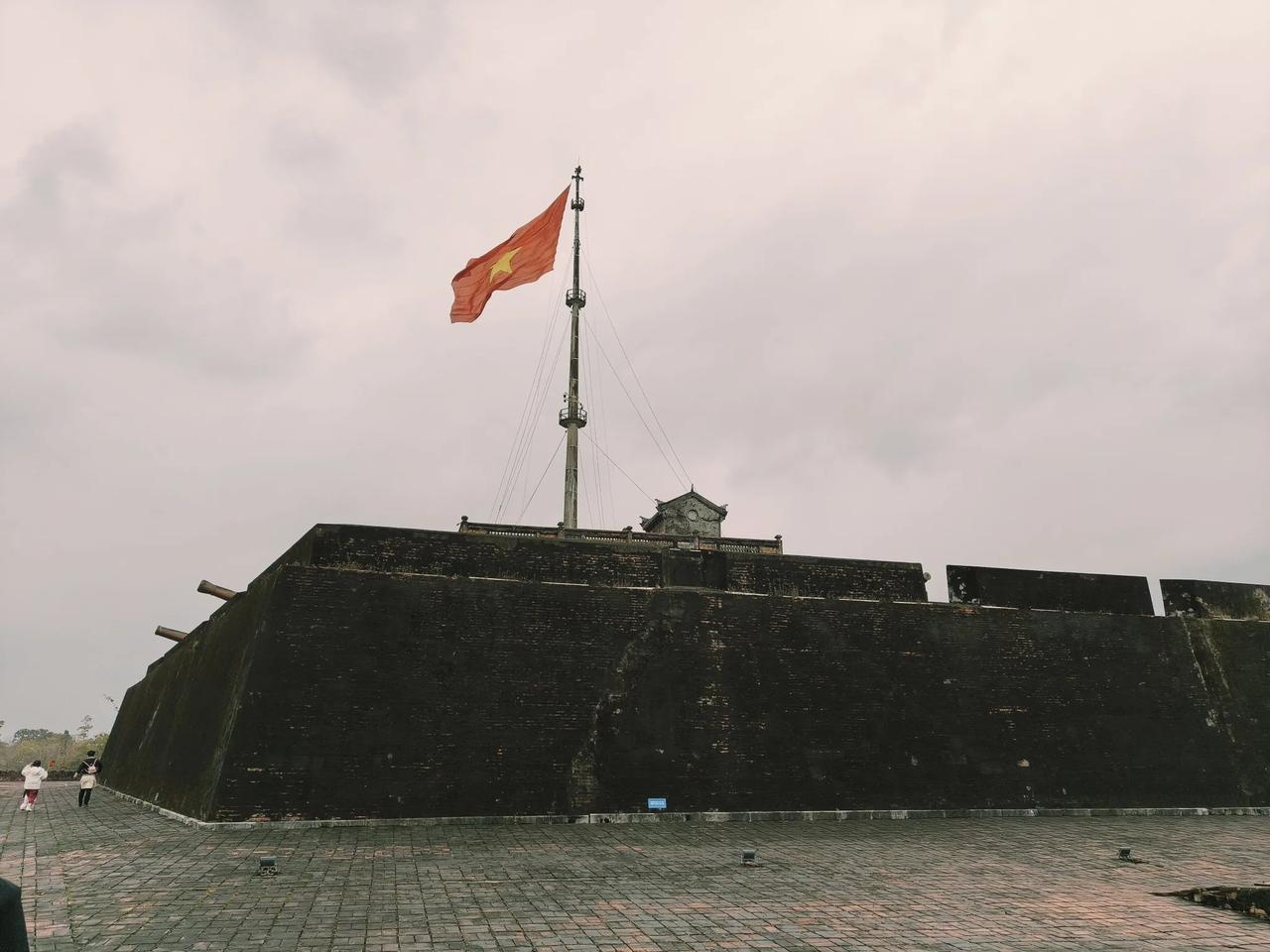 被誉为小故宫的越南顺化皇城，建于1802年，是统一后的越南的首都。香河蜿蜒流经都