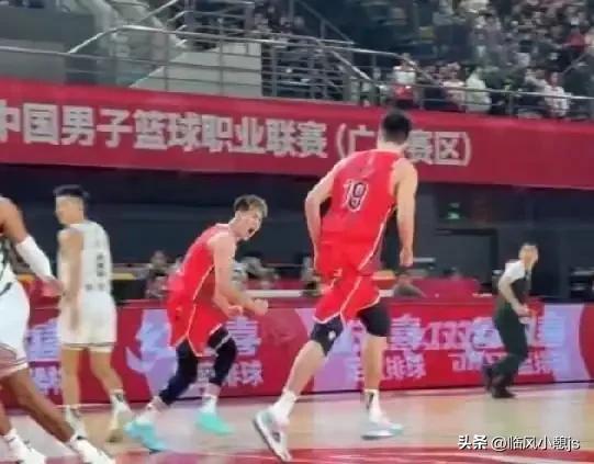 艾伦引玉，徐昕生辉。亦师亦友，兄弟同心，场内场外，彼此成就。

32岁老大哥，坐