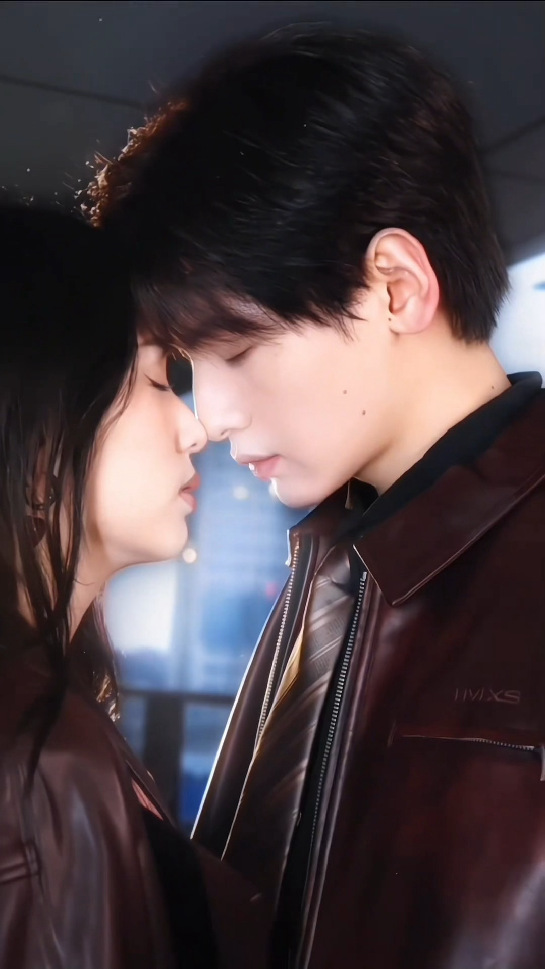 公主抱贴额头贴鼻尖我们喜欢你们…周也翟潇闻公主抱转场周也翟潇闻贴额头碰鼻尖