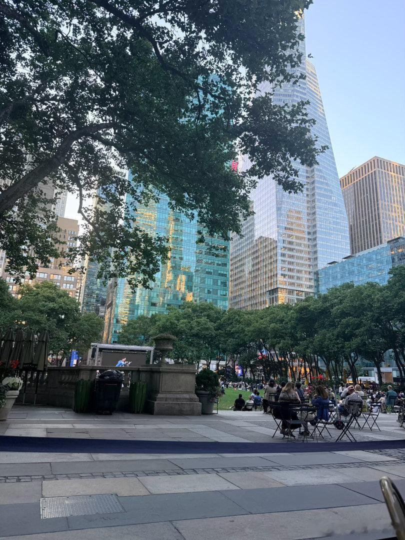 落地就去公园晃了晃，边听歌剧边吃了个海鲜意面。 