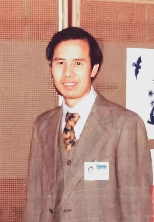 1985年11月，我国外交官何存峰乘坐美国客机飞往纽约，在飞行途中，何存峰去了一