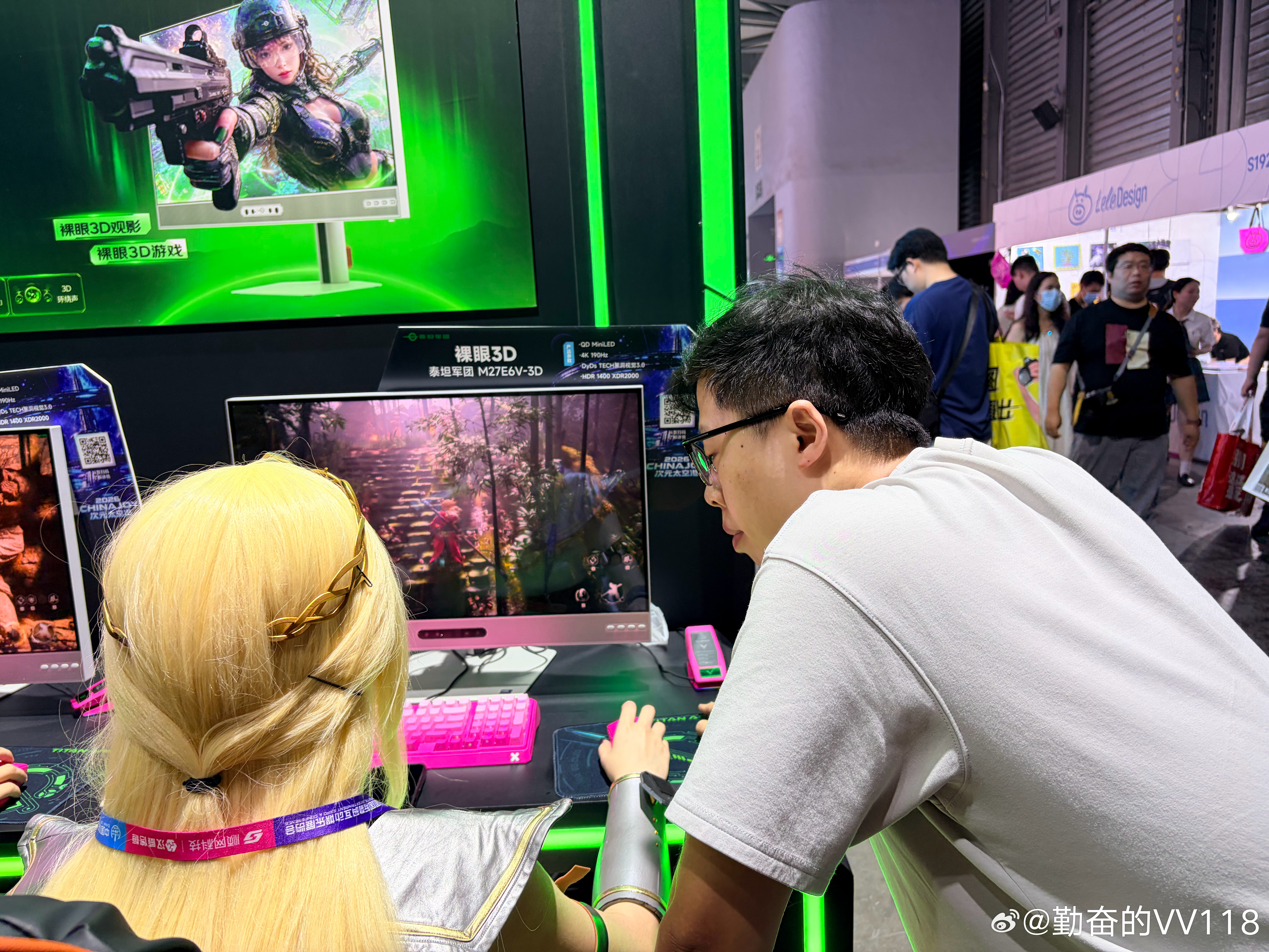 今天来CJ。这次我们有个比以往都大的独立展位。小M全程在现场。很多coser。他
