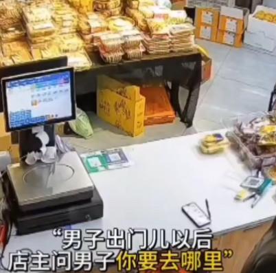 “破防了”男子深夜进店，向老板讨点吃的，老板起身到货架上给男子拿来面包，男子鼓起
