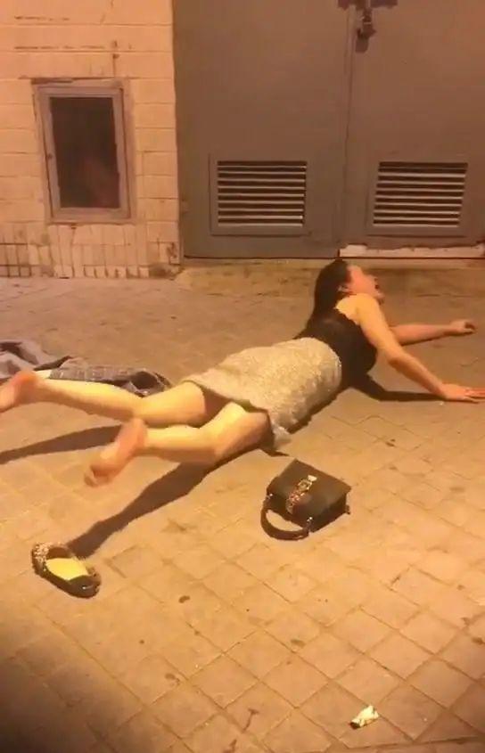女孩醉酒躺地上打滚哭闹大喊：为什么！动静太大引路人围观！

某地深夜的街道上，一