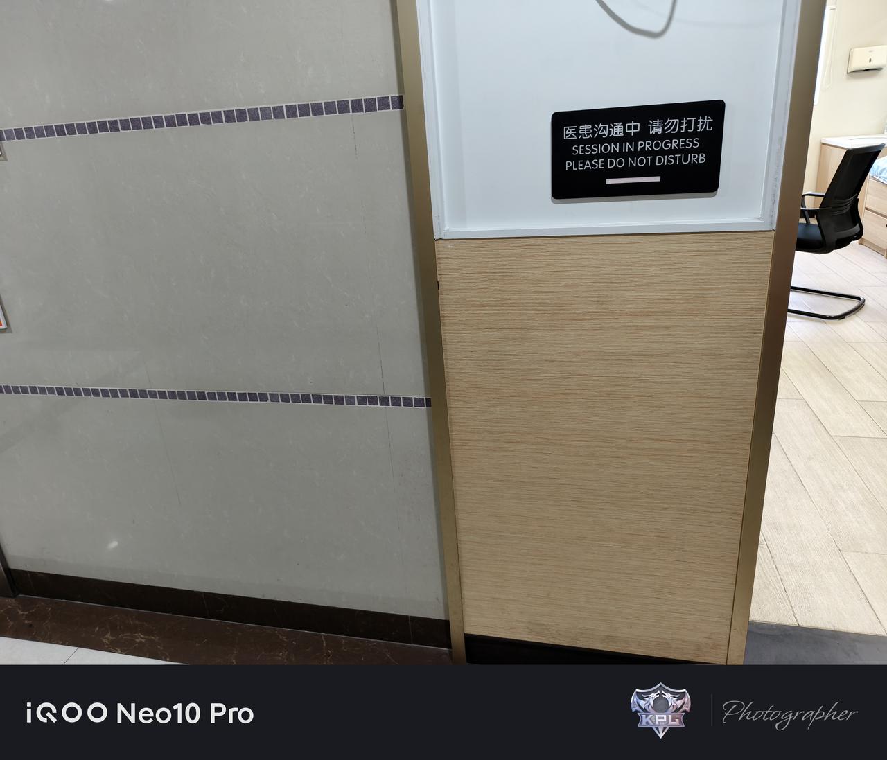 一大早的医院里，自助挂号机坏了，工作人员指导大家网上挂号，提前15分钟才可以签到