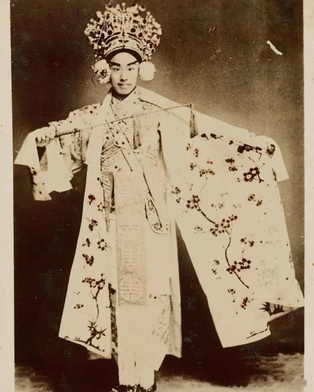 李叔同1901年在上海读书时的舞台照片 