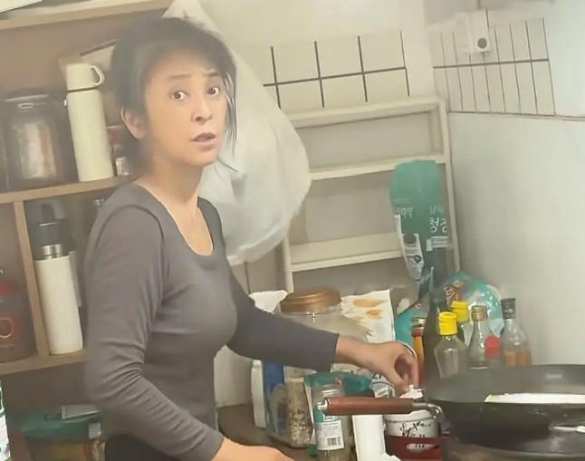 2026年8月，63岁的李勤勤因为一段厨房做饭的视频，再次引起网友热议，镜头里没