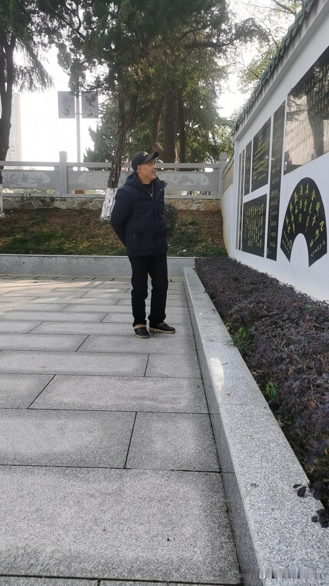 父母老了，陪伴和金钱哪个更重要？这真是个让人纠结的问题。
其实很多时候，陪伴更能