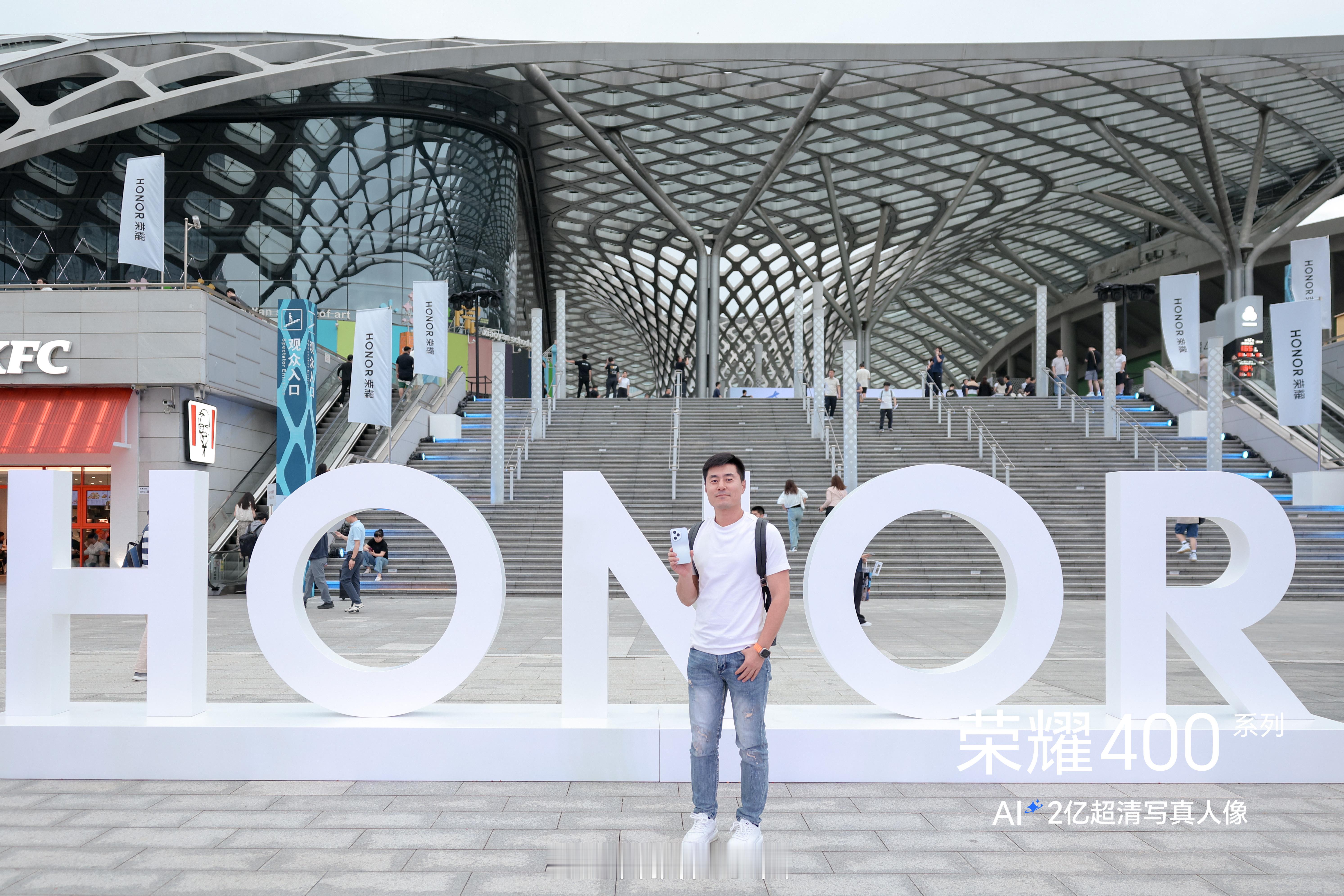 请问，谁会是第一款突破10000mAh的手机？荣耀400听劝又听全 ​​​