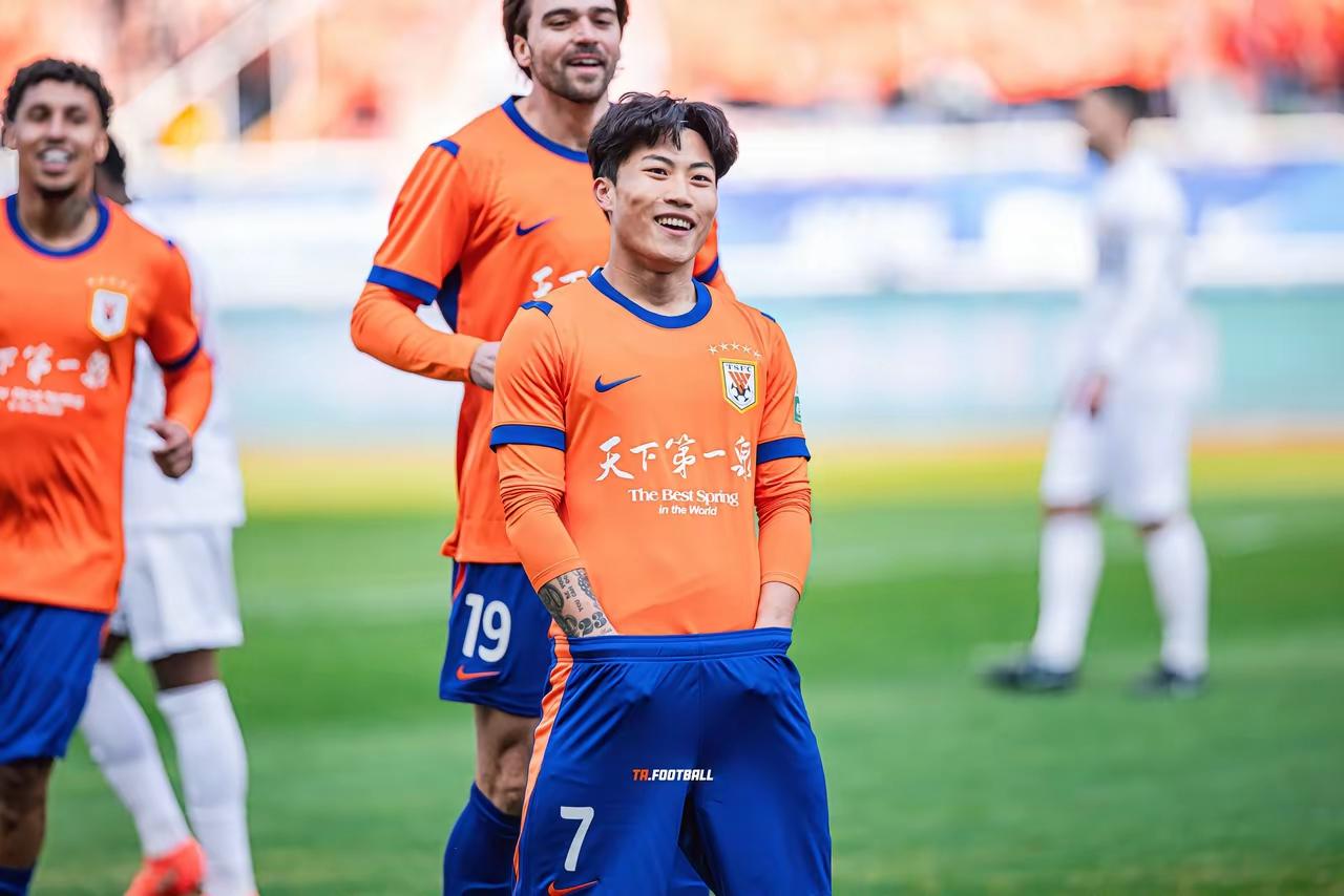 济南文旅简直把山东泰山队利用到极致，球衣前面是天下第一泉，后面是济南野生动物世界