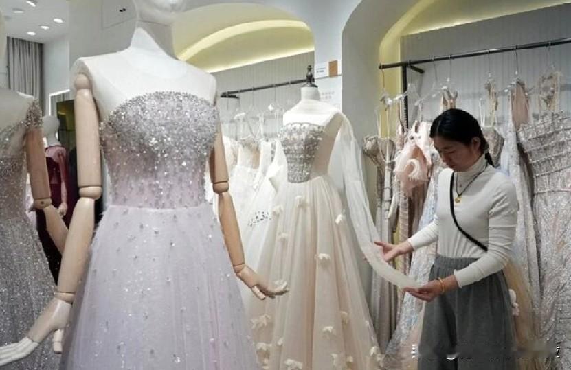 中国婚纱销售商寄希望于婚姻数量的上升。
路透苏州1月19日电——中国最大的结婚礼