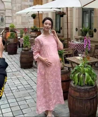  一眼认出啦～佟亚丽身怀六甲依旧温婉明艳，颜值在线，孕期的美别有一番韵味。 果然