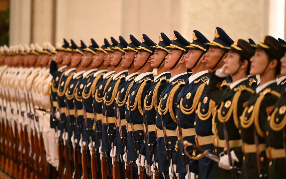 5月25日，武契奇官方账号发的北京欢迎仪式高清图，仪仗队飒爽英姿，小朋友活泼可爱