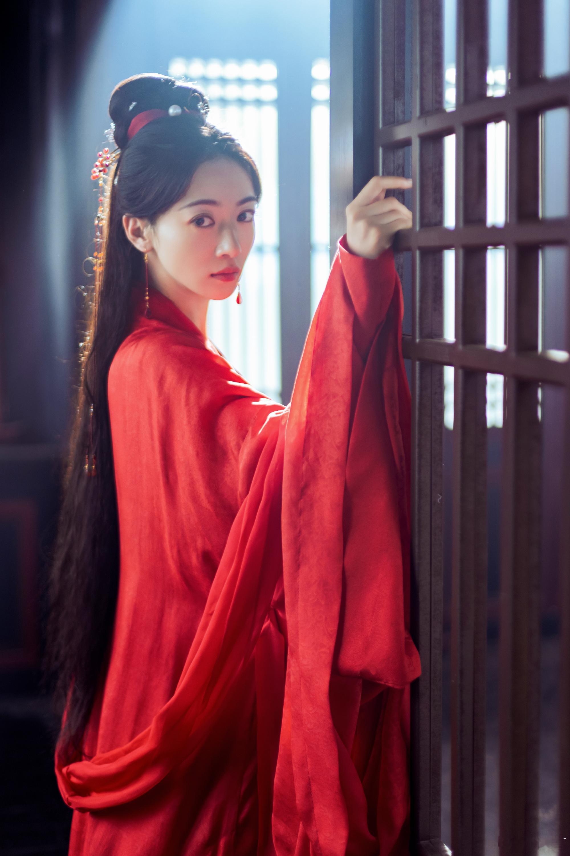 #于正在给吴谨言挑下一个剧本# 好好挑，好好发挥姐姐的演技美貌[打call] ​