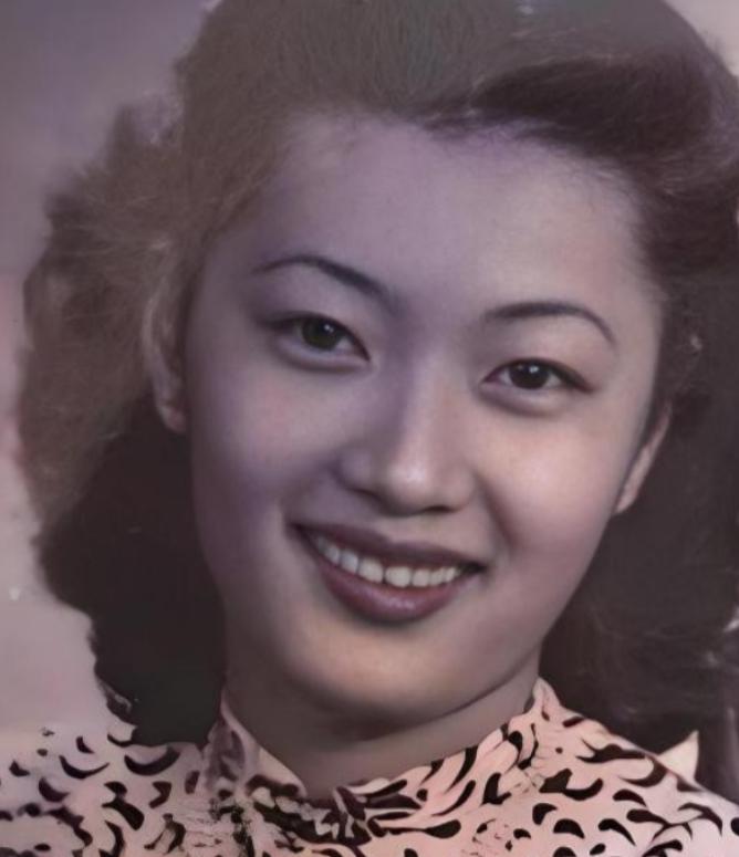 1946年，孔祥熙女儿逛公园遭军阀公子街头调戏，她立即举枪便射，两人互射十几发，