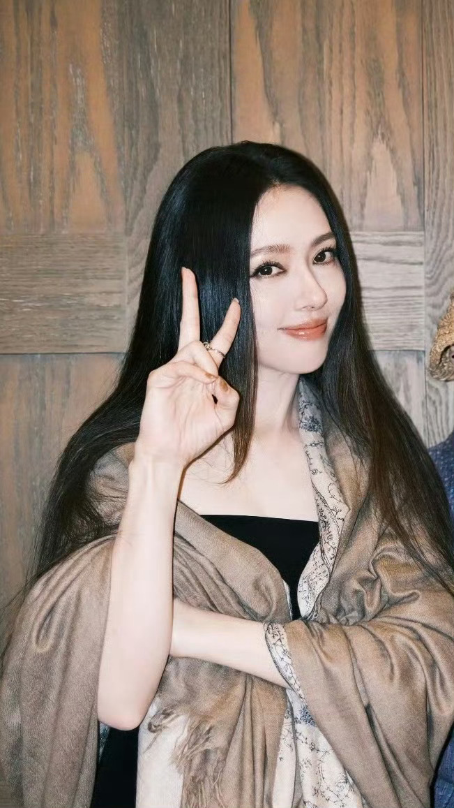 郭碧婷 嫁入豪门的发质郭碧婷嫁入豪门后发质封神，黑长直柔顺发亮似绸缎，发量浓密无