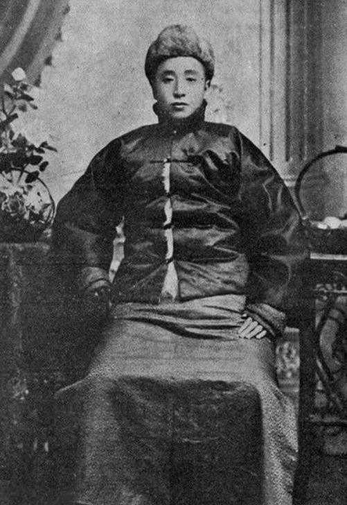 张作霖穿便衣查岗被小兵拦着不让走，张作霖亮明身份说：“我是张作霖”，不想小兵怒道