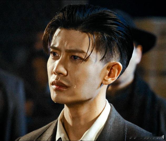 任嘉伦统一我家三代审美任嘉伦统一我家三代审美！爷爷奶奶爱他民国造型有质感，爸妈夸