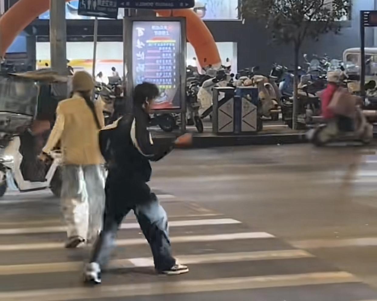 斑马线可不是秀场，不要为了流量真的什么事情都做。江苏徐州某红绿灯路口，一对男女利