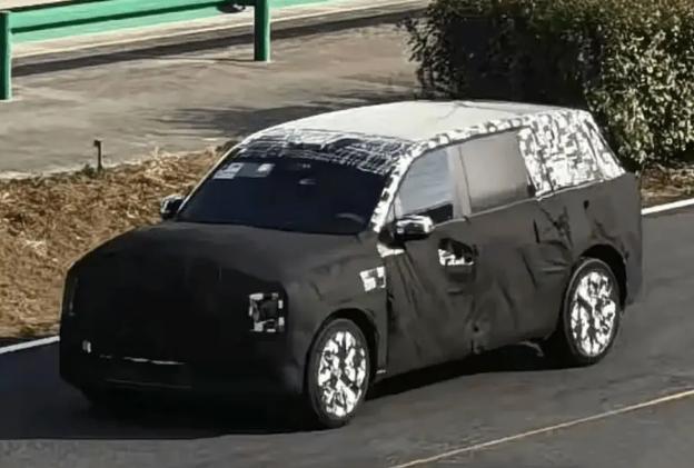 懂车之道讯近日，懂车之道快讯，网络上曝光一组疑似尊界全新SUV路试谍照。可靠的渠