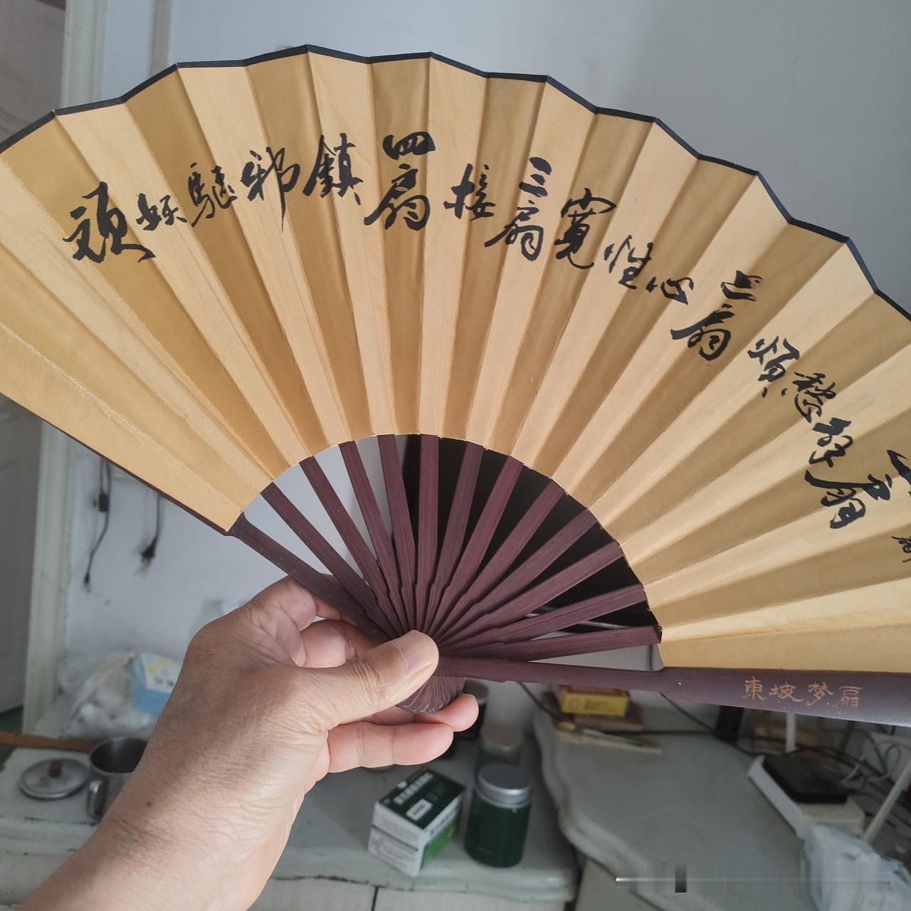 扇子，诗歌
六月天气热，
扇子借不得。
同是灸热天，
你热我也热。
一扇解愁烦，