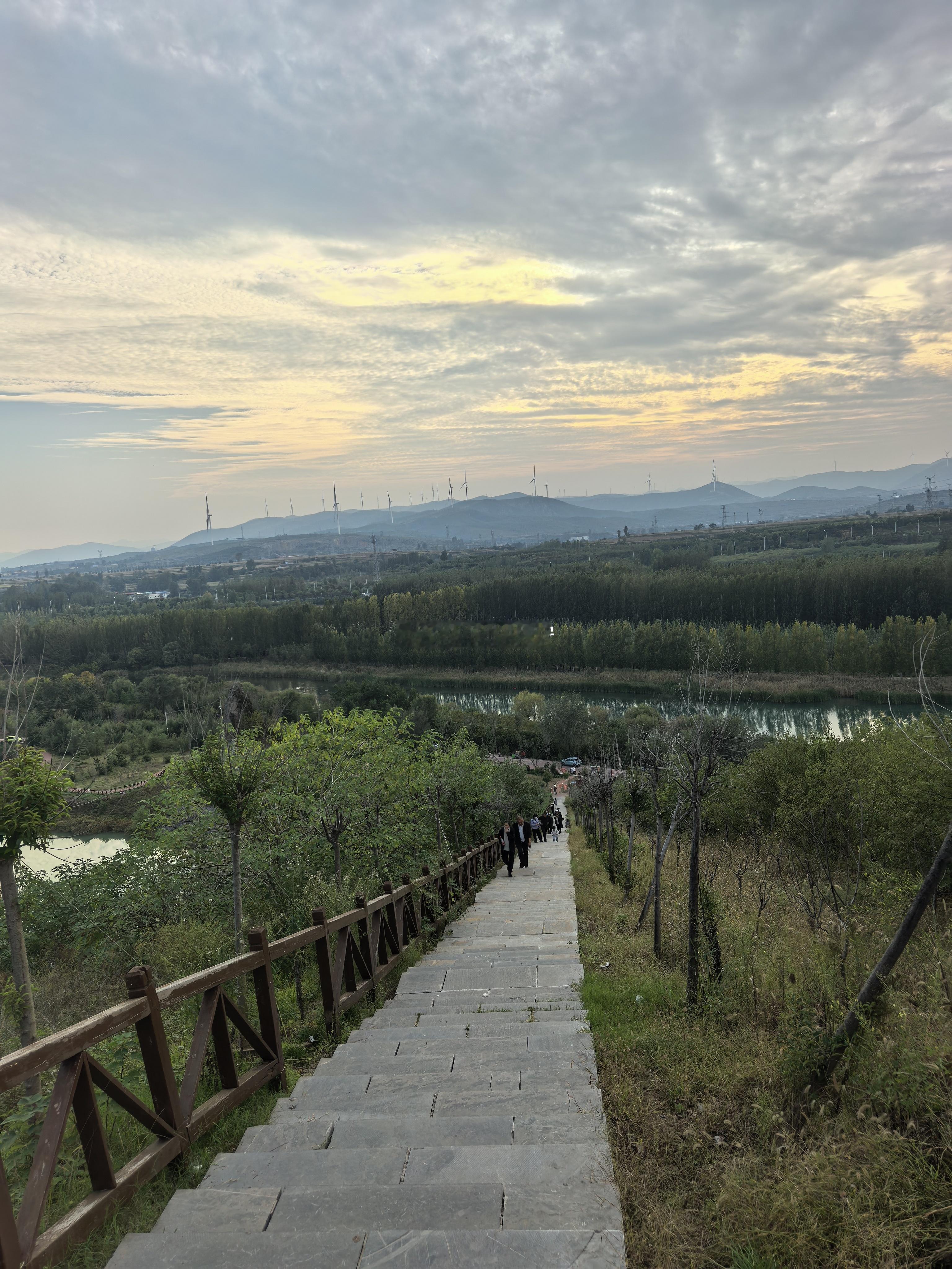 登高自卑，怀远取近。 ​​​