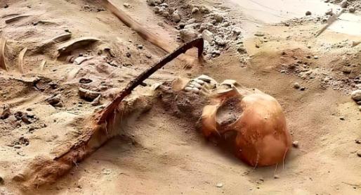 2024年底的河南舞钢，一台挖掘机挖出了1068具遗骸， 司机一铲子下去，看到不