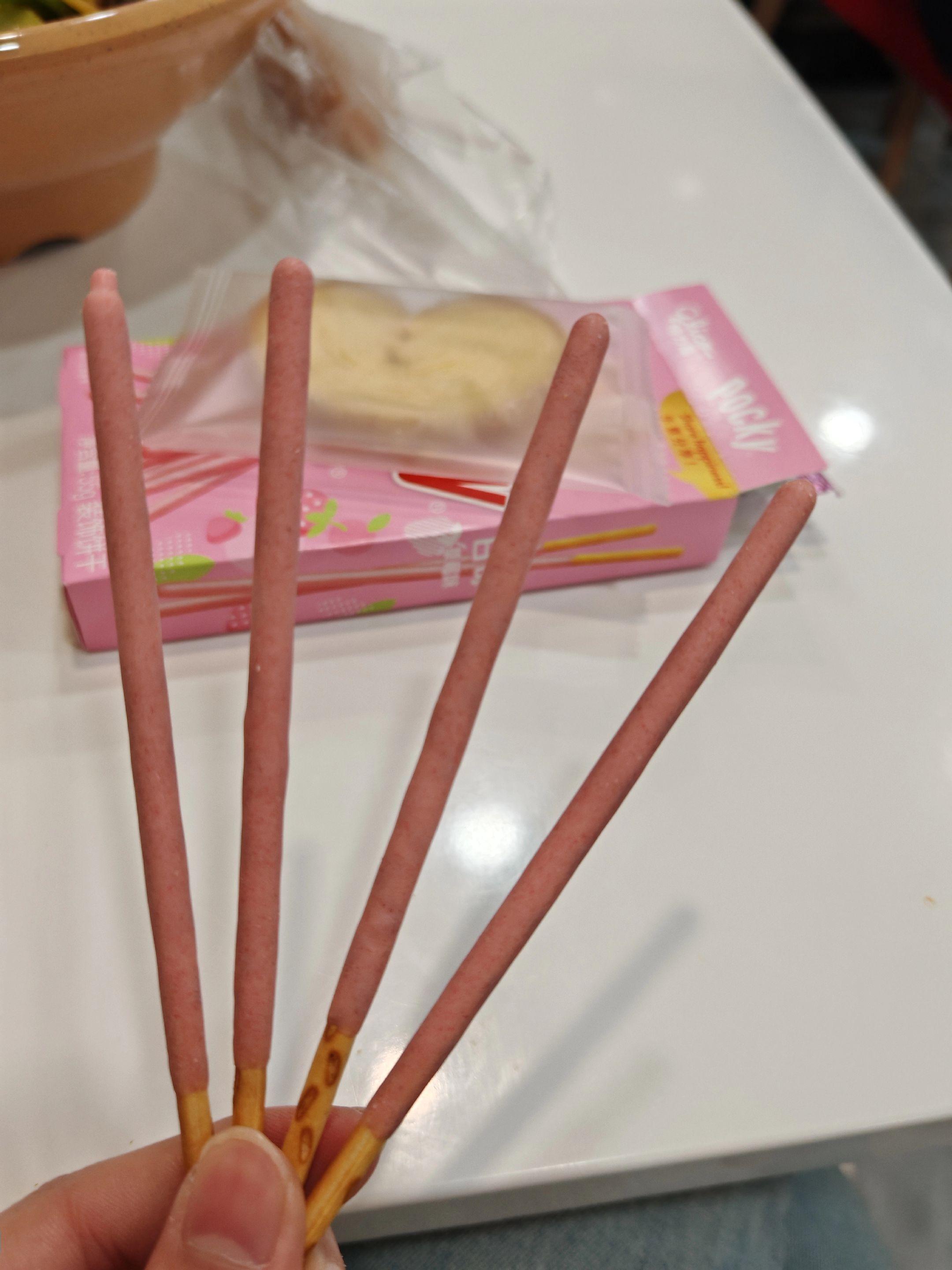 张艺兴的兵 开团秒跟。应该素最晚跟的壳了叭👀还有最爱的蝴蝶酥 ~每一...