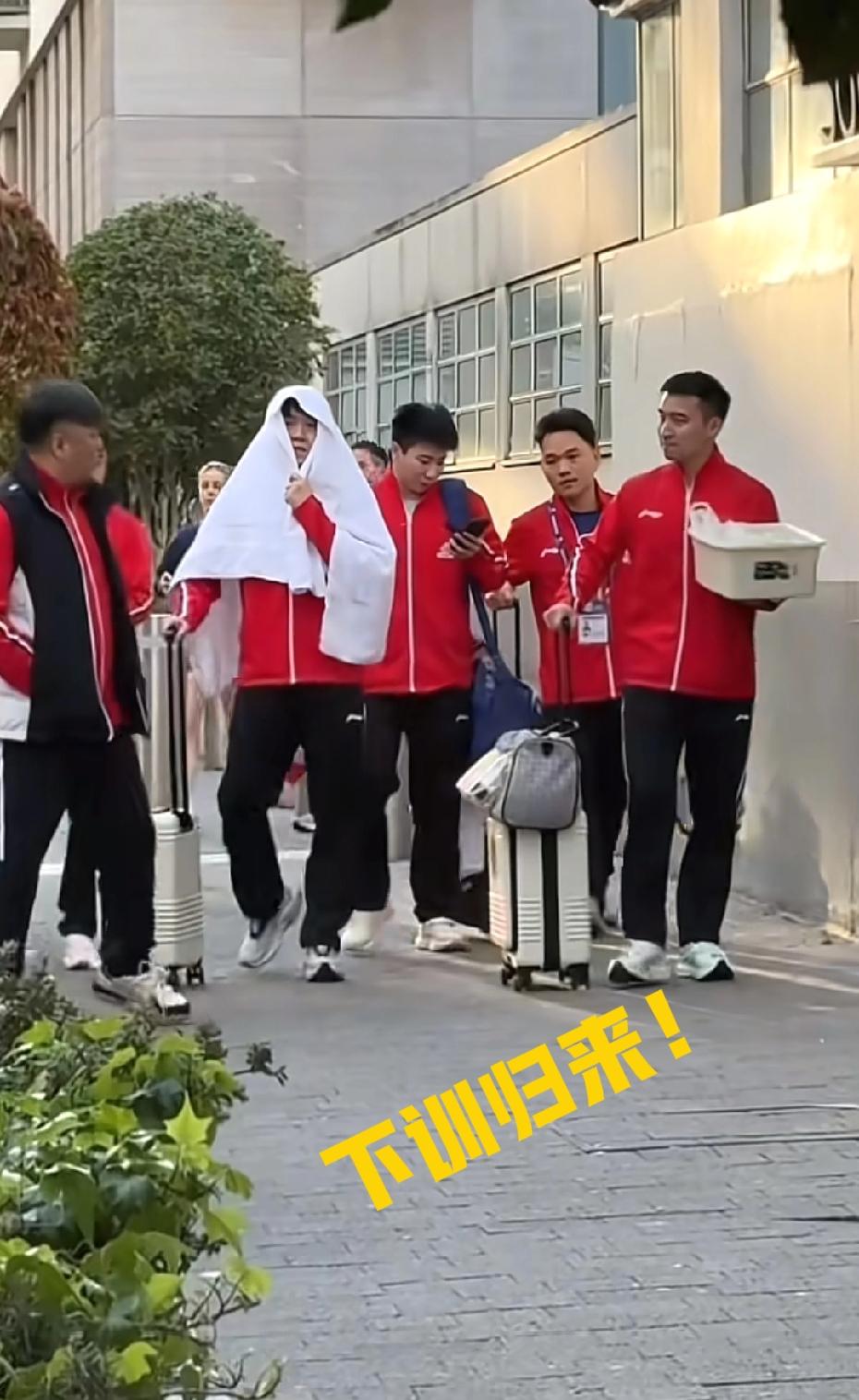 我们楚钦真的是走到哪里都是最大的“显眼包”，头顶一块布，全球你最富！下训的时候，