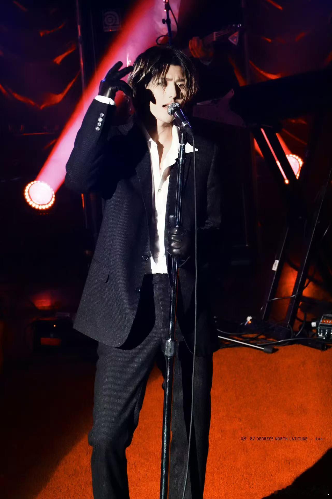 蔡徐坤的衬衫湿透了没能到现场亲眼目睹，真的太可惜了。蔡徐坤在台上拼到衬衫湿透，依