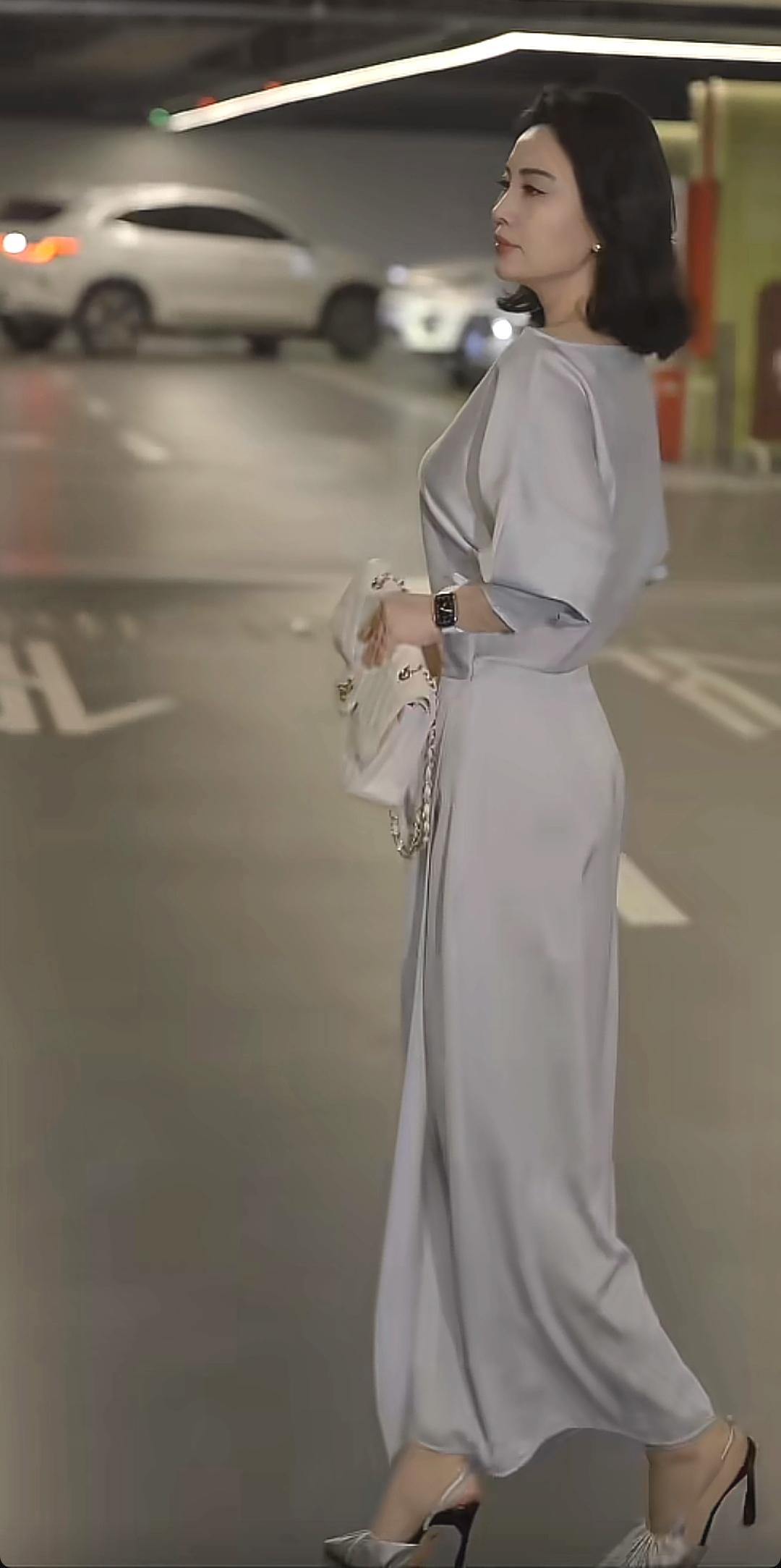 月华如练，步履生辉。