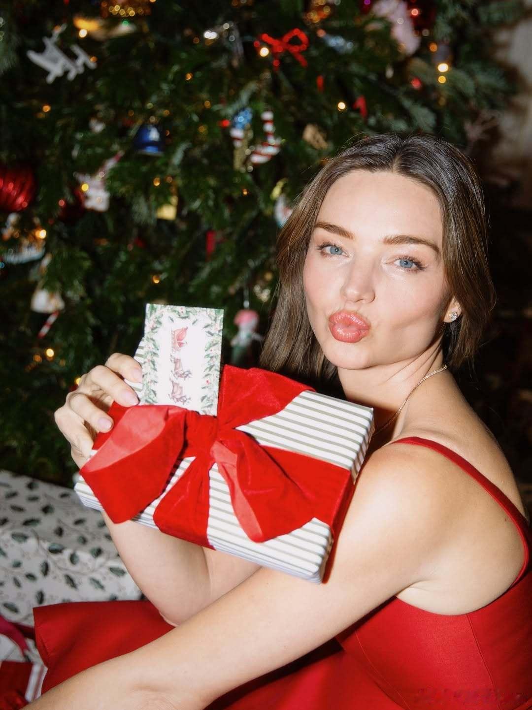 miranda kerr米兰达可儿分享圣诞照，论氛围感还得是圣诞红🍷 