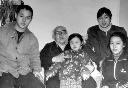 1928年，国画大师李苦禅，与师妹凌嵋琳成婚。不料，6年后，凌嵋琳竟在李苦禅不知