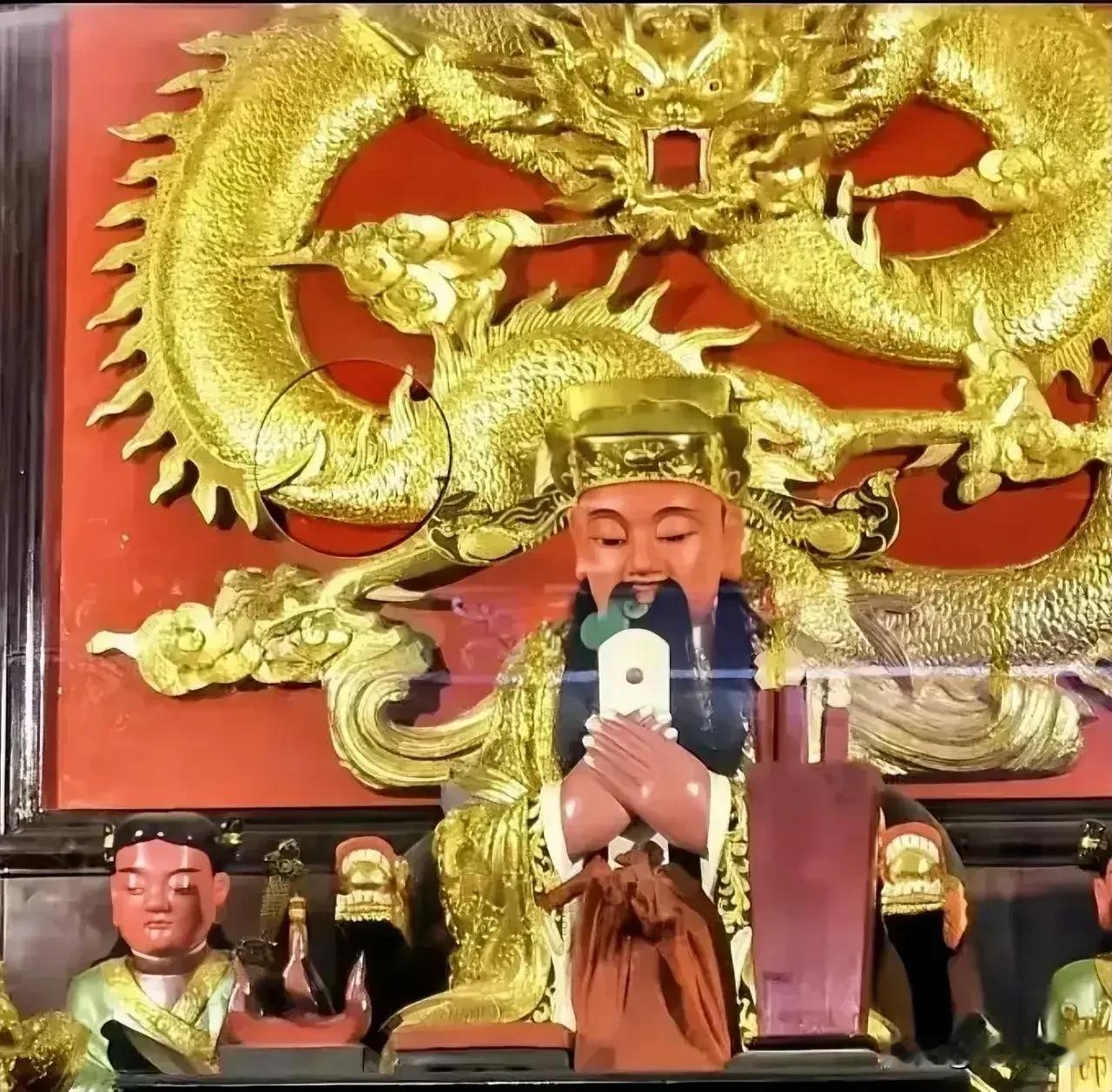 晋江属于半岛，海岸线长121公里。
明朝时候，倭寇侵犯晋江沿海一带，因此明朝设立