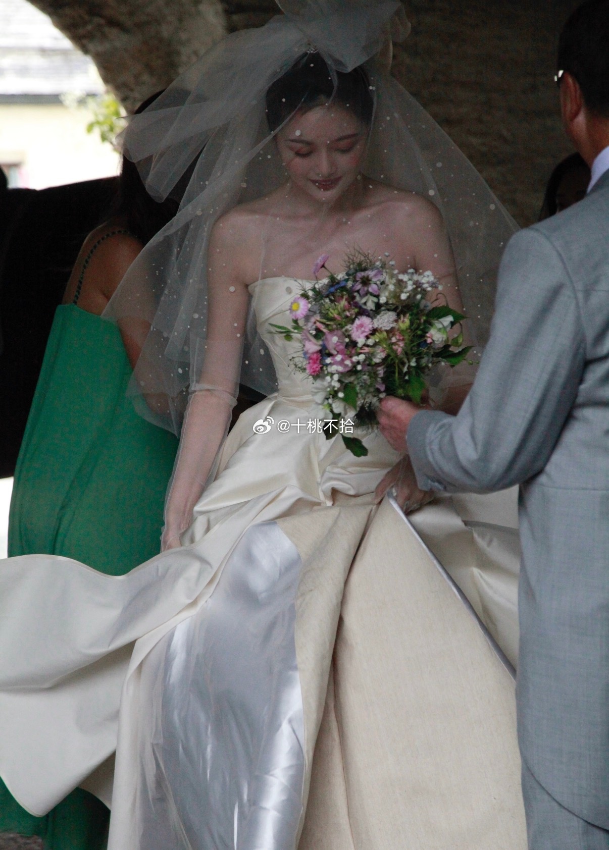 晚晚忍了10年的婚礼未公开照片，原来大结果是10年的互相陪伴 ​​​