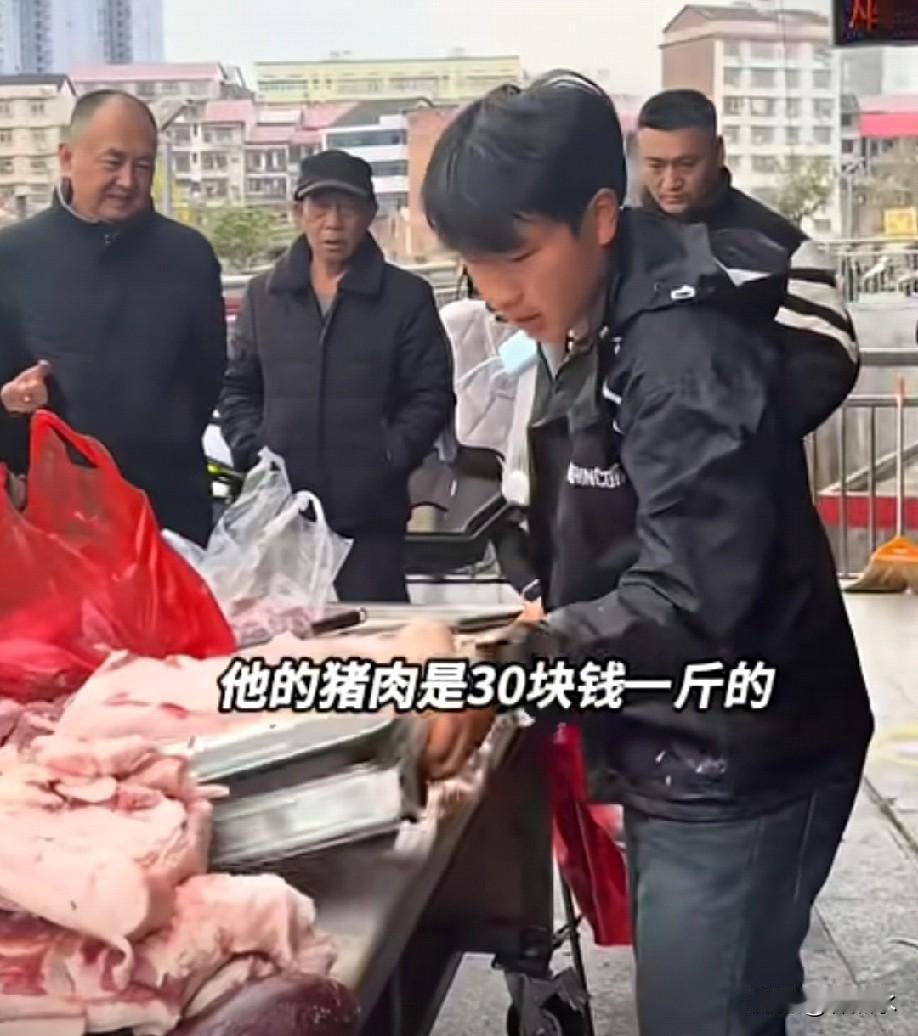 太尴尬了[尬笑]
这几天都在同情“20岁小伙摆摊卖猪肉养全家11口人”的主人公孙