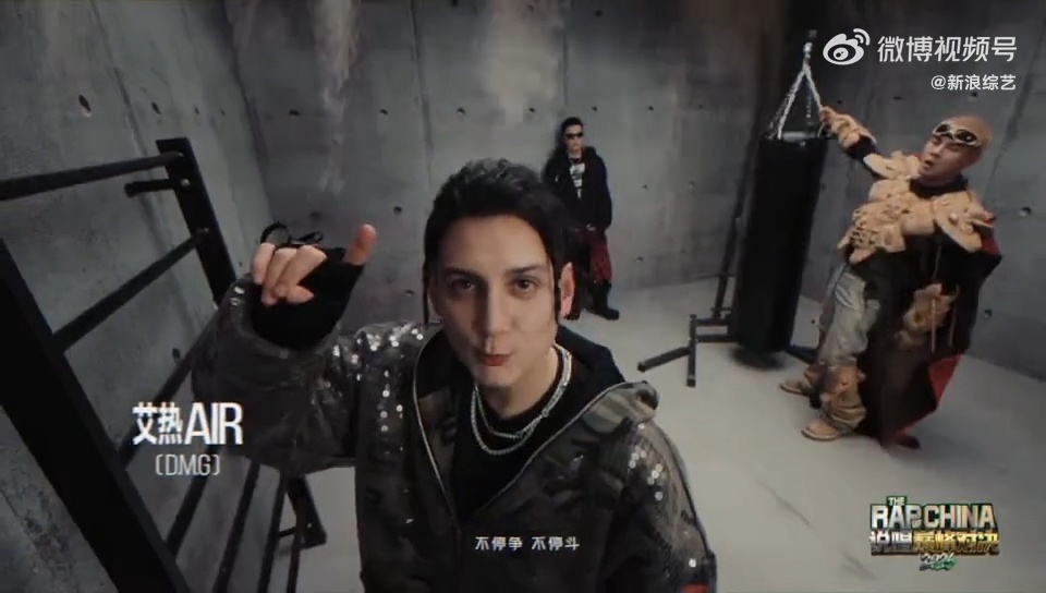 说唱巅峰对决主题曲 歌词里全是不服输的韧劲，画面全是往上爬的狠人。这一季不用猜了